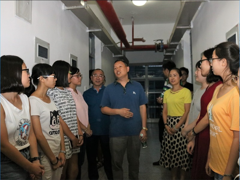 【图片新闻】15vip太阳集团官网领导下寝慰问2017级新生