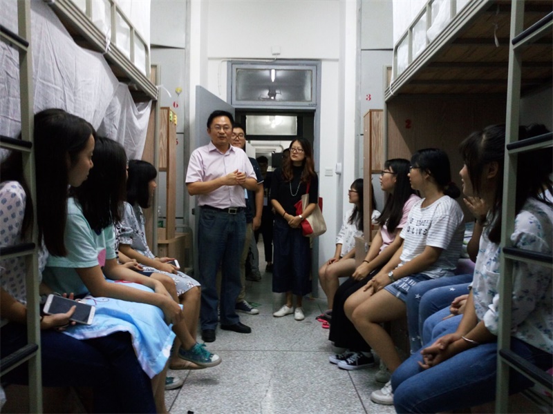 15vip太阳集团官网领导下寝慰问2016级新生