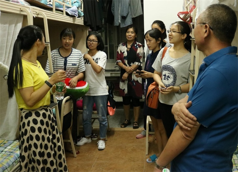 【图片新闻】15vip太阳集团官网领导下寝慰问2017级新生