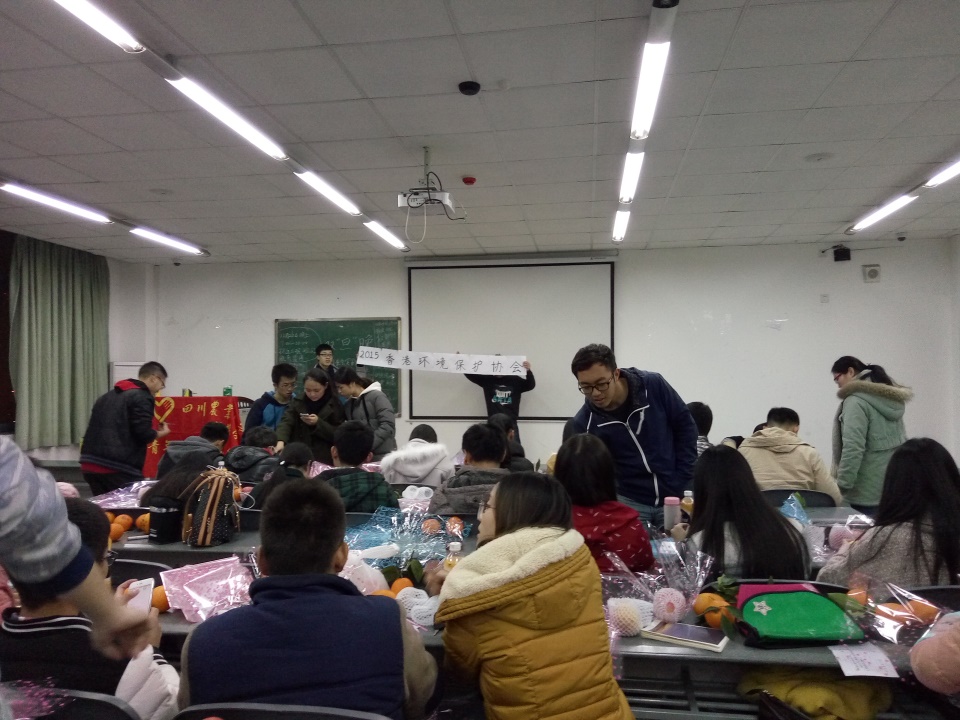 15vip太阳集团官网青工部水果贺卡制作顺利完成