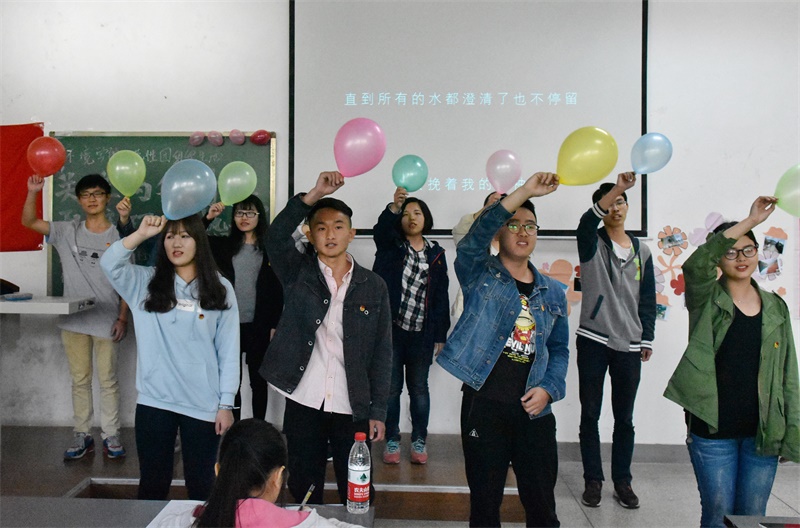 15vip太阳集团官网“关注两会实事 聚焦环境热词”示范性团组织生活顺利开展