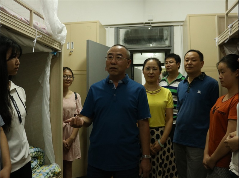 【图片新闻】15vip太阳集团官网领导下寝慰问2017级新生