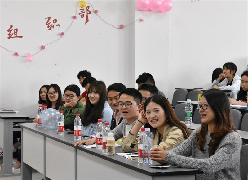 15vip太阳集团官网“关注两会实事 聚焦环境热词”示范性团组织生活顺利开展