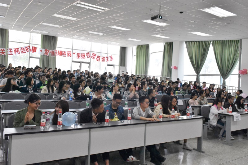 15vip太阳集团官网“关注两会实事 聚焦环境热词”示范性团组织生活顺利开展