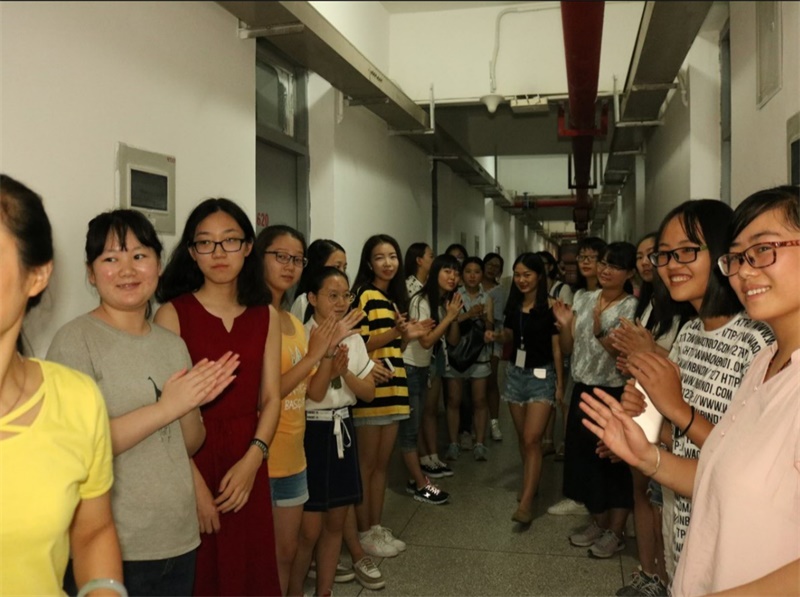 【图片新闻】15vip太阳集团官网领导下寝慰问2017级新生